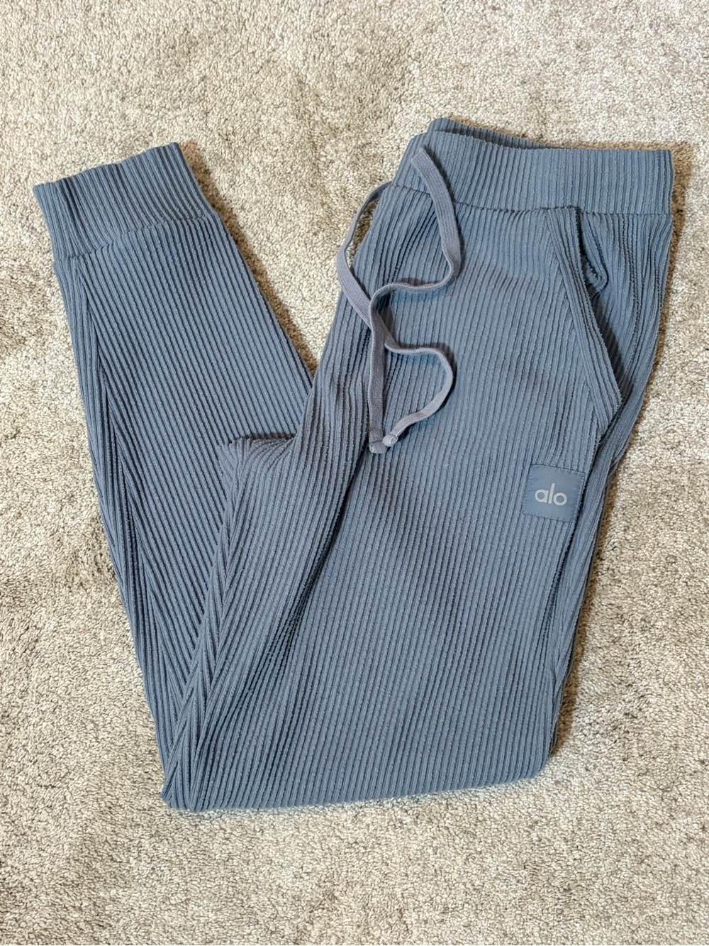 ALO Yoga Muse Sweatpant - Picture 4 of 8